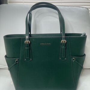 Michael Kors Voyager Tote. Green
